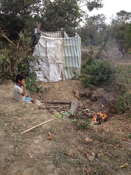 2/ Ảnh em Số con mẹ Sót ngồi chơi dưới hố rác sau nhà.