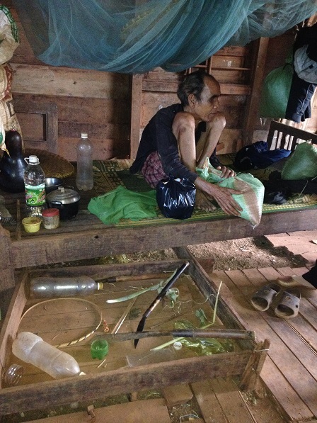 1/ Ảnh ông Phin bị mù ở thôn Một cùng với giường chiếu và đồ dùng vật dụng của ông.