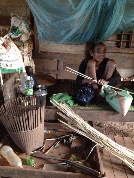 2/ Ảnh ông Phin bị mù nhưng ngày ngày vẫn tự đan gùi, đan rổ kiếm sống.