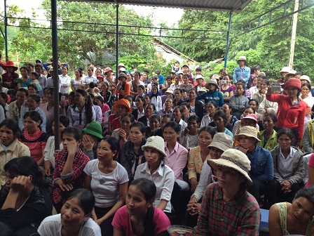 1/ Ảnh các mẹ trong giáo xứ đi xem văn nghệ trong ngày lễ Bổn mạng Hiền mẫu 2015.