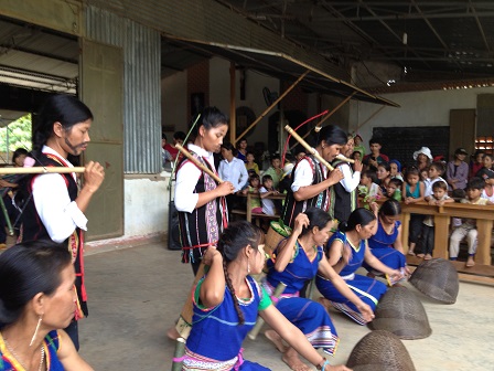 2/ Ảnh các mẹ thôn Hai múa bài “Đơm cá” trong ngày lễ năm 2015.