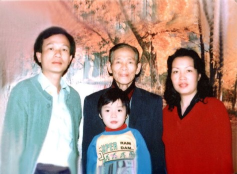 Hồ Dzếnh cùng con trai, con dâu và cháu nội.