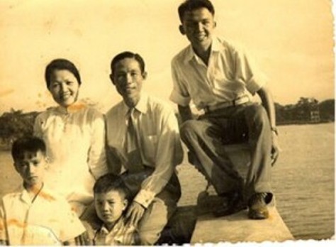 Hồ Dzếnh & Gia Đình. Ảnh: TL