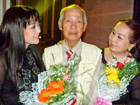 Ca sĩ Hương Lan và NSƯT Hồng Vân mừng thọ soạn giả Kiên Giang 80 tuổi.