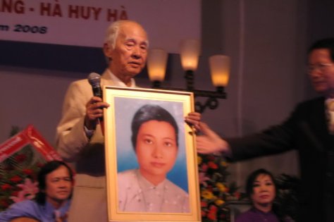 Di ảnh bà Nguyễn Thúy Nhiều và thi sĩ Kiên Giang.