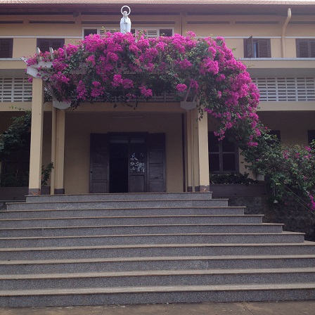 Ảnh mặt trước nhà chính Tu viện NVHB _ Bmt được xây dựng từ năm 1972.