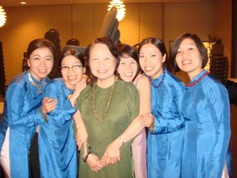 Nhã Ca và năm con gái tại Hoa Kỳ.