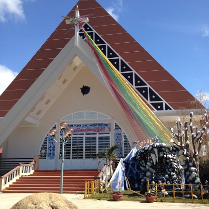 2/ Ảnh Cung Thánh của nhà thờ giáo họ Ea-uy (Buôn Hằng I) _ Bmt