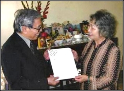 Nhạc sĩ Anh Bằng tặng bà quả phụ Phạm Thành Tài các bản nhạc phổ thơ.