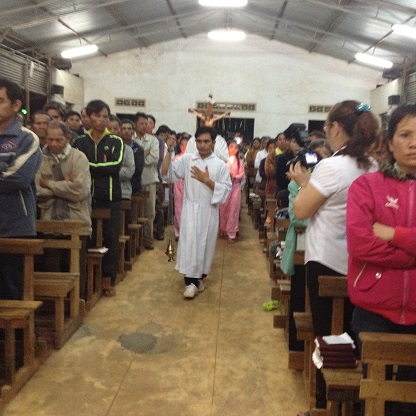 Ảnh đoàn rước vào nhà thờ giáo xứ Buôn Hằng trước Thánh Lễ