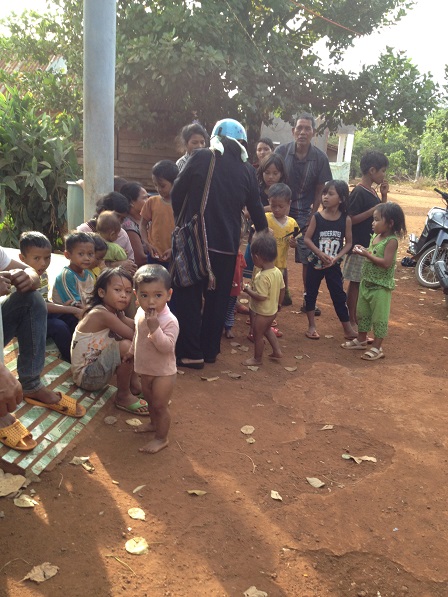Ảnh trẻ em Làng phung Ea – Lân _ Yale tụ tập trước nhà ông trưởng thôn khi các Yăh đến thăm.