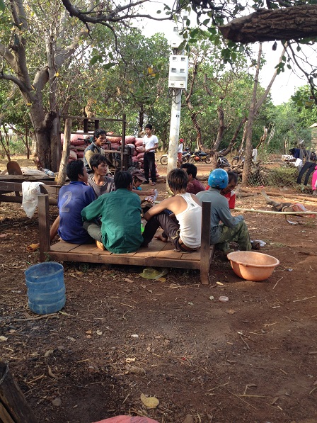 Ảnh buổi chiều ở Làng phung Ea – Lân _ Yale đàn ông thanh niên ngồi tụ tập lại uống rượu.