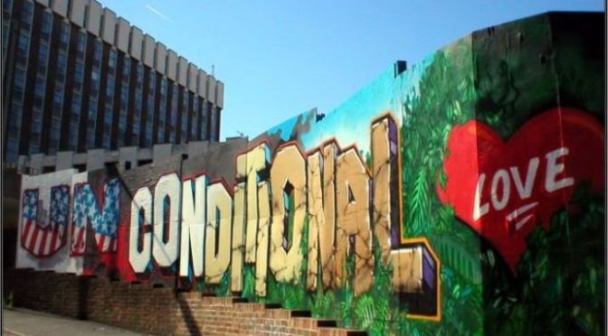 Tại sao nên yêu mọi người vô điều kiện?