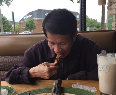 Ông xã rốt cuộc phải dùng tay để ăn món rips.