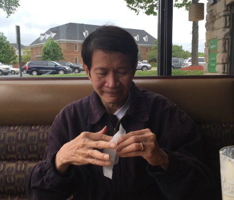 Ông xã lau tay bằng khăn giấy.