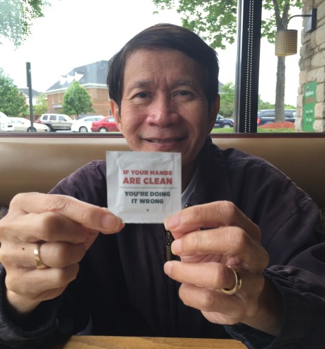 Ông xã cười chìa cho mình xem “IF YOUR HANDS ARE CLEAN – YOU’RE DOING IT WRONG”
