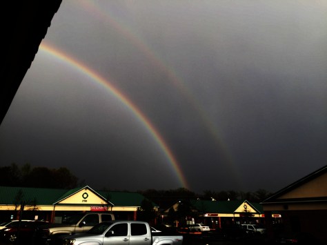 Góc phải Cầu vồng đôi thứ 2, trước sân trường Teakwondo.