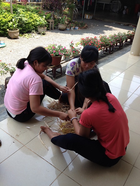 Ảnh các em học sinh Lưu trú trong giờ lao động đang bóc vỏ hột đậu đũa để trồng.