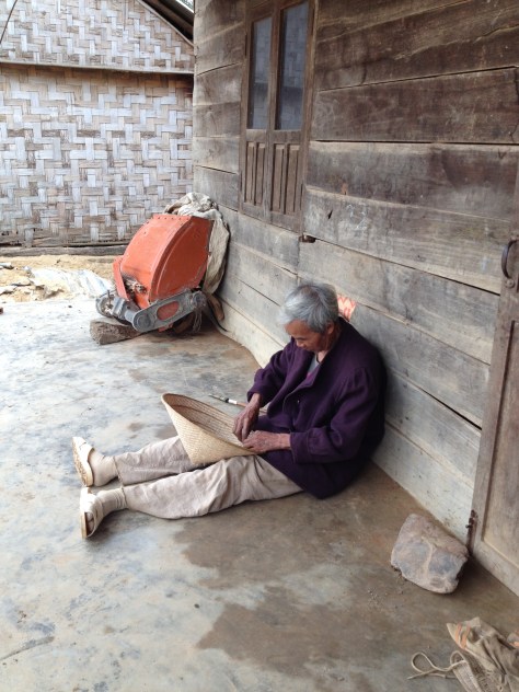 1/ Ảnh bố Ha trên 60 tuổi ở thôn Hai đang làm nón lá.