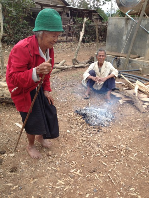 1/ Ảnh mẹ Thủ trên đường ra sân sưởi ấm.