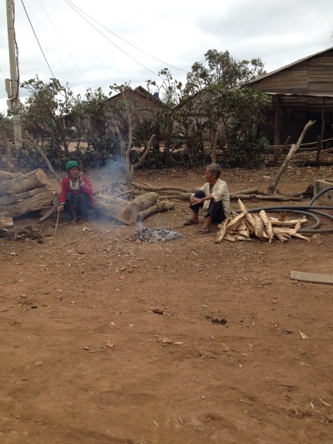 2/ Ảnh buổi sáng bố mẹ Thủ sưởi ấm trước đống lửa trong sân.