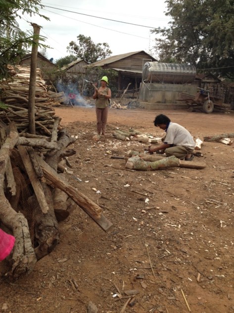 Ảnh bố mẹ Xir ở thôn Hai bổ củi để gia đình nấu bếp, củi bổ xong được bố mẹ Xir sắp xếp ngay hàng thẳng lối rất đẹp.