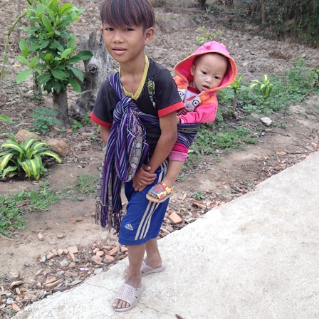 Ảnh em Bình học lớp Bốn ngày nghỉ địu em cho bố mẹ đi làm