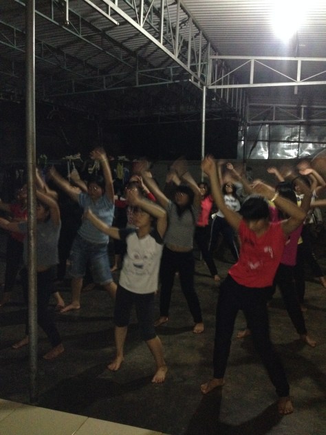 1/ Ảnh các em học sinh Lưu trú tập thể dục 30 phút mỗi ngày trước giờ học bài tối.