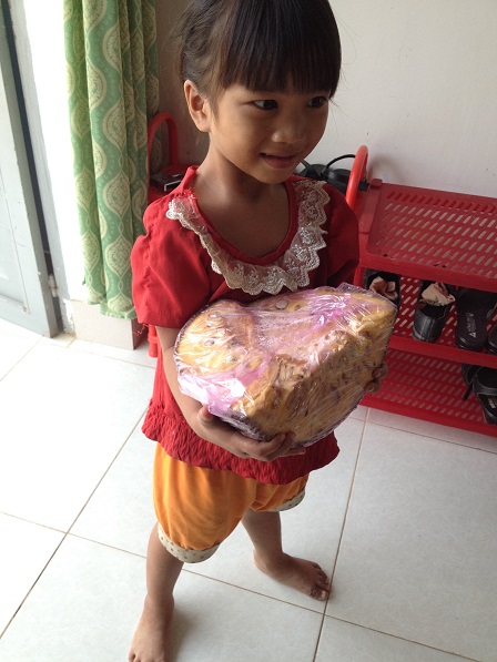 Ảnh em Uyên năm tuổi, con của bố mẹ Uyên ở thôn Năm mang đến cho Yăh miếng mít chín.