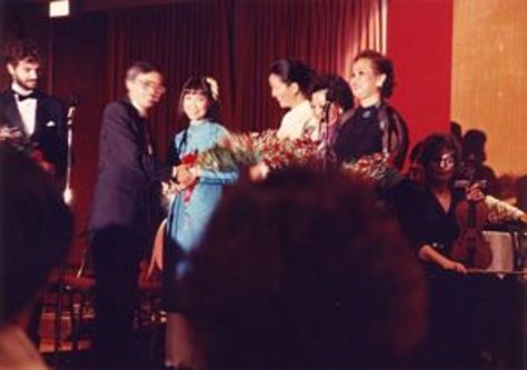 Cung Tiến tặng hoa cho Kiều Chinh, Mai Hương, Kim Tước và Quỳnh Giao trong đêm nhạc Chinh Phụ Ngâm. (Hình: Quỳnh Giao cung cấp)