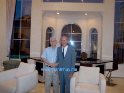 Đan Thọ và Doãn Quốc Sỹ ở Houston, 2006.