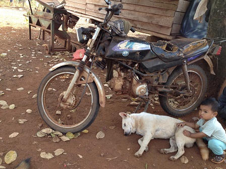 Em nhỏ - con của người bệnh phong ở Làng phung Ea – Lân _ Yale, một mình ngồi chơi trong sân nhà của gia đình.