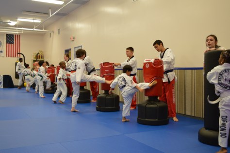 Cú đá chân phải của Niko.