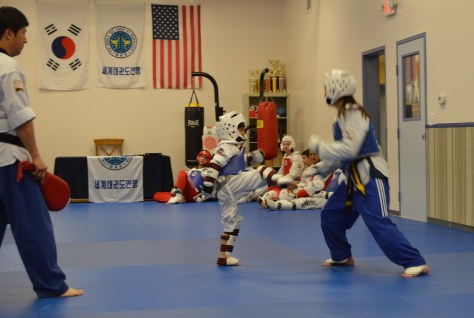 Niko đấu với con gái của sư phụ, Master Lee.