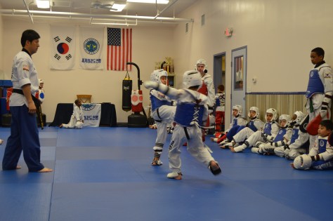 Gavin hạ đối thủ đo ván với cú đá thần tốc ngay trong phút đầu tiên.