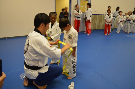 Sư phụ chuẩn bị đai mới cho Niko.