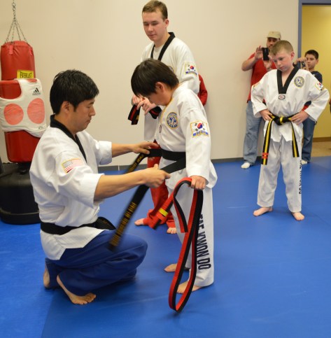 Gavin nhận "Đai Đen" từ sư phụ, Master Lee.