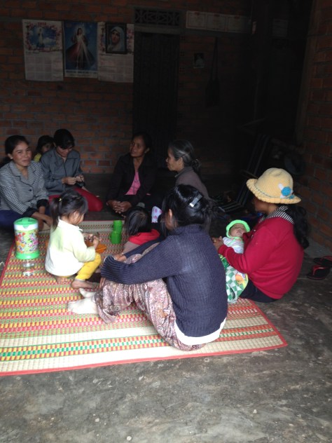 Ảnh buổi sáng Chúa nhật gia đình bố mẹ Lơi ở thôn Tư quây quần bên nhau nói chuyện.