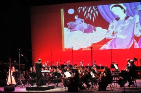 Dàn nhạc Hội Hiếu Nhạc Việt Mỹ là nền chính của đêm nhạc Vết Chim Bay. (Hình: Dân Huỳnh/Người Việt)