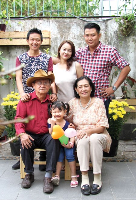 Vợ chồng nhà thơ - nhà báo Thiên Hà và các con cháu.