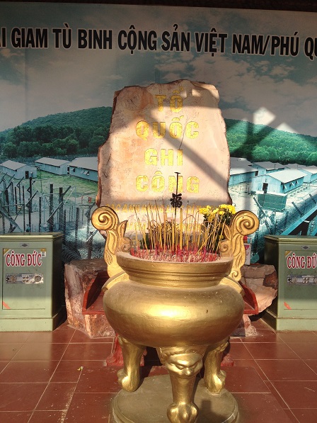 1/ Bàn thờ Tổ Quốc ghi công tại tiền sảnh trại giam Phú Quốc.