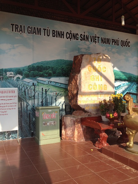 2/ Phía sau bàn thờ là hình vẽ tổng thể trại giam Phú Quốc.