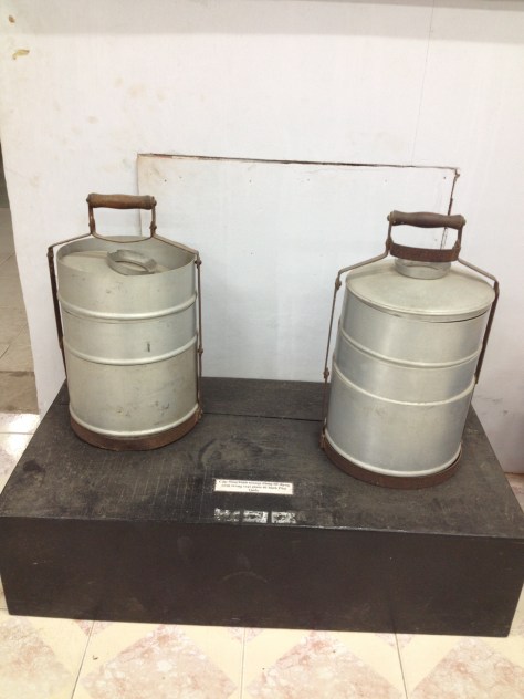 Hình ảnh bình đựng nước tập thể cho tù binh trong trại giam Phú Quốc trước đây