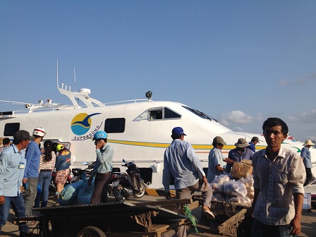 2/ Quang cảnh bến cảng Hà Tiên lúc 7g30.