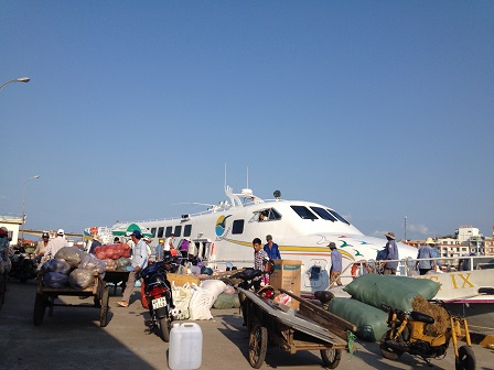 3/ 07g30 chờ chuyển những bao thực phẩm rau quả… lên tàu siêu tốc chở ra Phú Quốc.