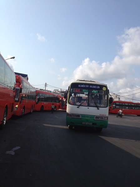 2/ Xe Phương Trang màu cam đang thứ tự xuất bến mỗi 15 phút một chuyến.