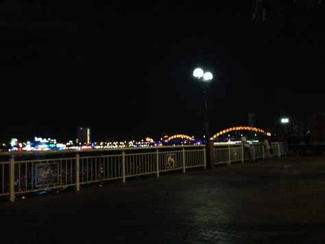 Tụi mình ngồi phía sau sân khấu nên có thể thấy cầu Rồng ở phía trước.