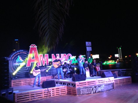 Sân khấu nằm cạnh sông nên có thể thấy một du thuyền đang đi qua.