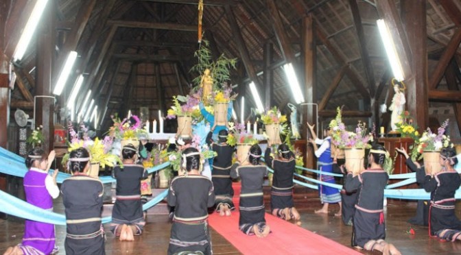 Dâng hoa kính Mẹ