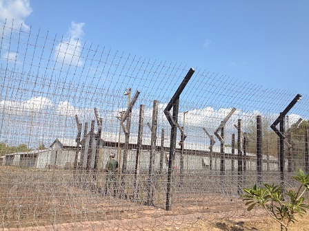 2/ Mặt ngoài của trại giam Phú Quốc với kẽm gai chằng chịt và lính (hình nộm) canh gác.